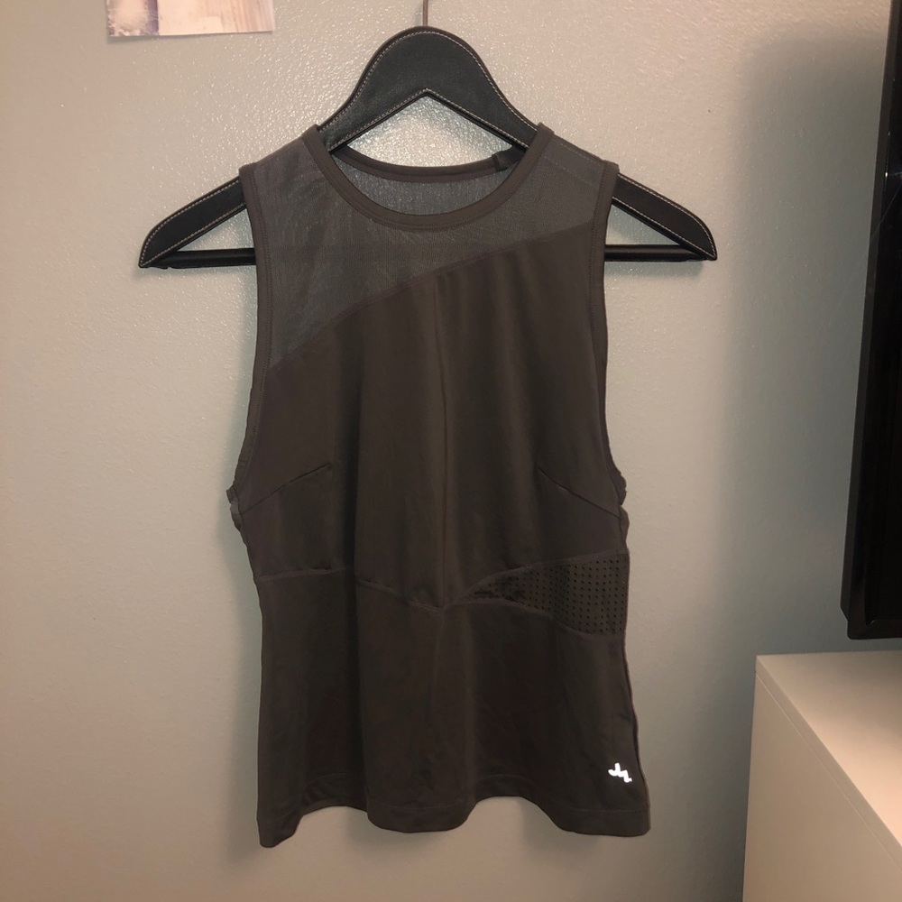 grey workout top